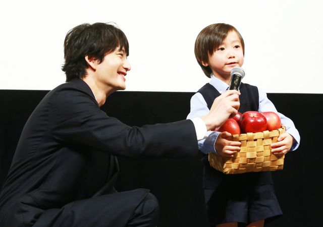 「半分、青い。」子役がリンゴをもって登場！映画『家族のはなし』親子試写会（11枚目）