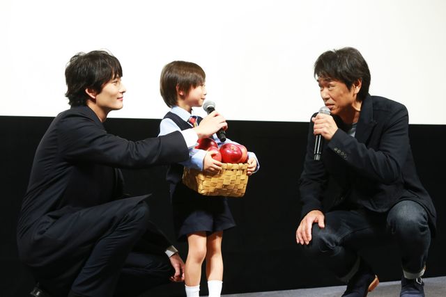 「半分、青い。」子役がリンゴをもって登場！映画『家族のはなし』親子試写会（12枚目）