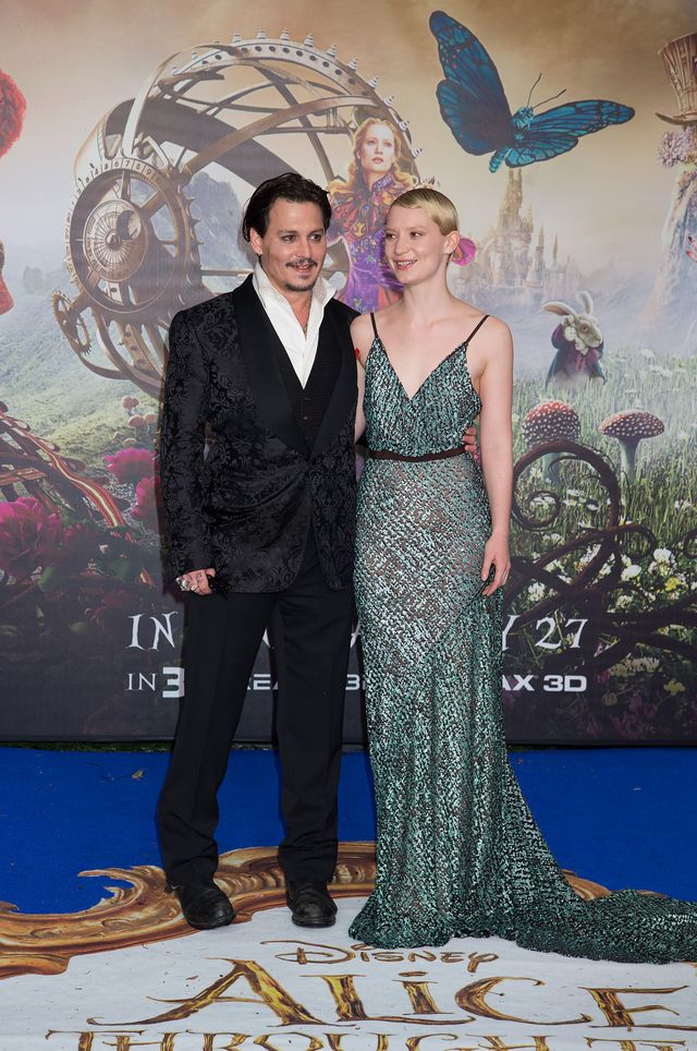 大胆ドレスのミア・ワシコウスカ、ジョニー・デップらと再会！『アリス』EUプレミアフォトギャラリー（2枚目）