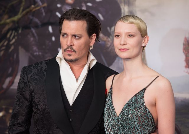 大胆ドレスのミア・ワシコウスカ、ジョニー・デップらと再会！『アリス』EUプレミアフォトギャラリー（4枚目）