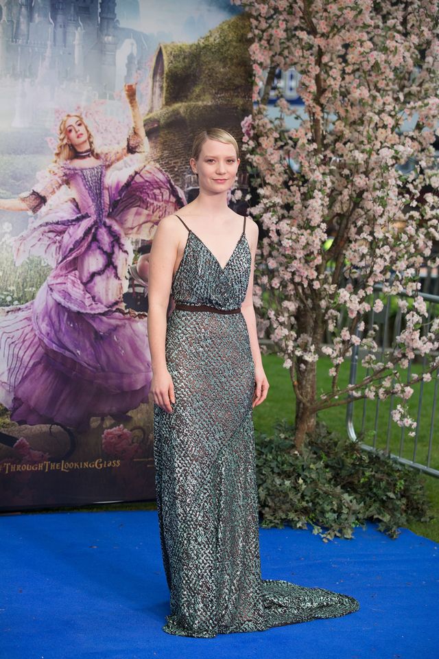 大胆ドレスのミア・ワシコウスカ、ジョニー・デップらと再会！『アリス』EUプレミアフォトギャラリー（5枚目）