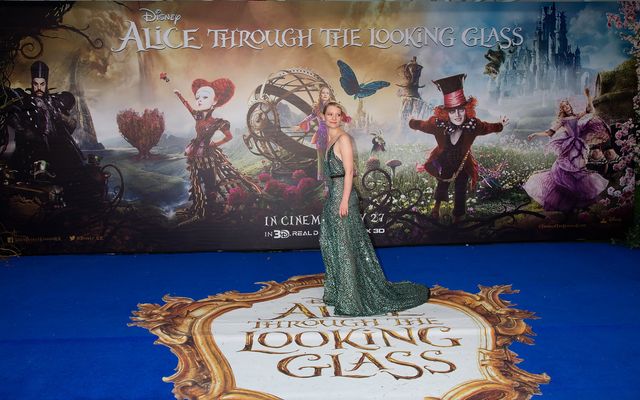 大胆ドレスのミア・ワシコウスカ、ジョニー・デップらと再会！『アリス』EUプレミアフォトギャラリー（7枚目）