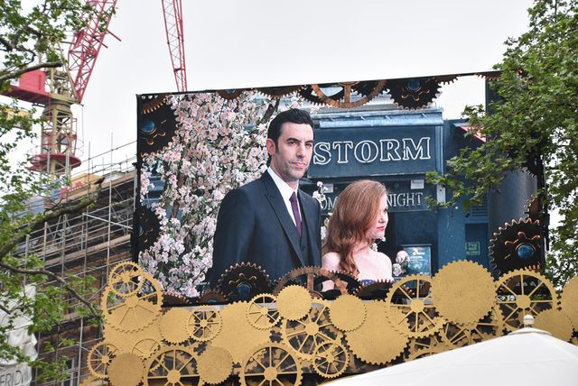 大胆ドレスのミア・ワシコウスカ、ジョニー・デップらと再会！『アリス』EUプレミアフォトギャラリー（11枚目）