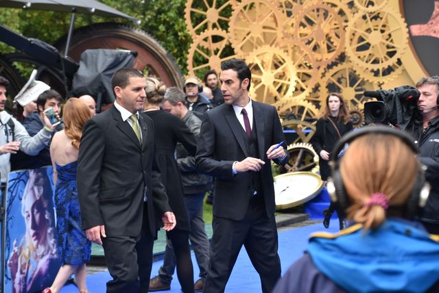 大胆ドレスのミア・ワシコウスカ、ジョニー・デップらと再会！『アリス』EUプレミアフォトギャラリー（12枚目）