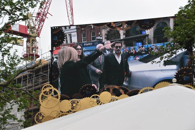 大胆ドレスのミア・ワシコウスカ、ジョニー・デップらと再会！『アリス』EUプレミアフォトギャラリー（13枚目）