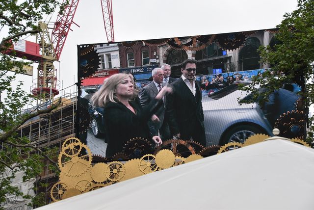 大胆ドレスのミア・ワシコウスカ、ジョニー・デップらと再会！『アリス』EUプレミアフォトギャラリー（14枚目）