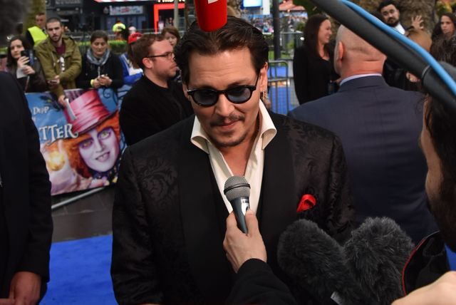 大胆ドレスのミア・ワシコウスカ、ジョニー・デップらと再会！『アリス』EUプレミアフォトギャラリー（17枚目）