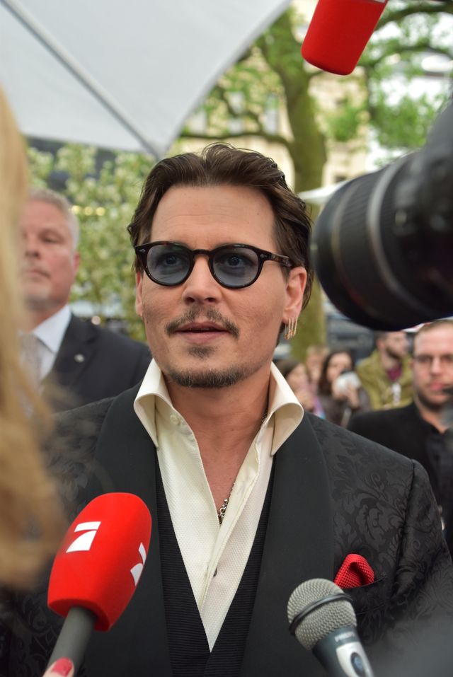 大胆ドレスのミア・ワシコウスカ、ジョニー・デップらと再会！『アリス』EUプレミアフォトギャラリー（18枚目）