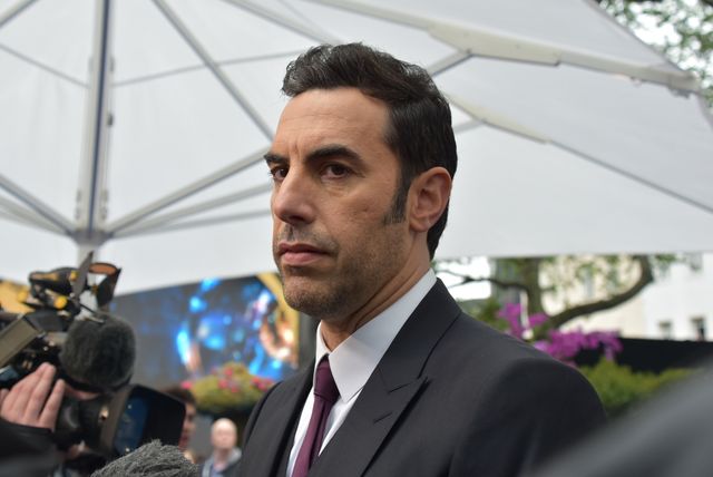 大胆ドレスのミア・ワシコウスカ、ジョニー・デップらと再会！『アリス』EUプレミアフォトギャラリー（19枚目）