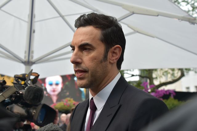 大胆ドレスのミア・ワシコウスカ、ジョニー・デップらと再会！『アリス』EUプレミアフォトギャラリー（20枚目）