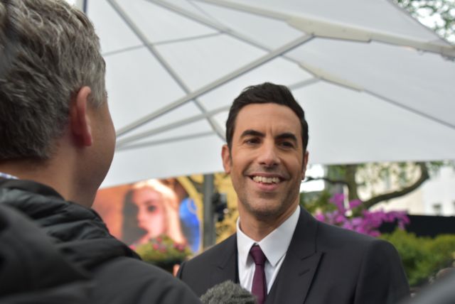 大胆ドレスのミア・ワシコウスカ、ジョニー・デップらと再会！『アリス』EUプレミアフォトギャラリー（21枚目）