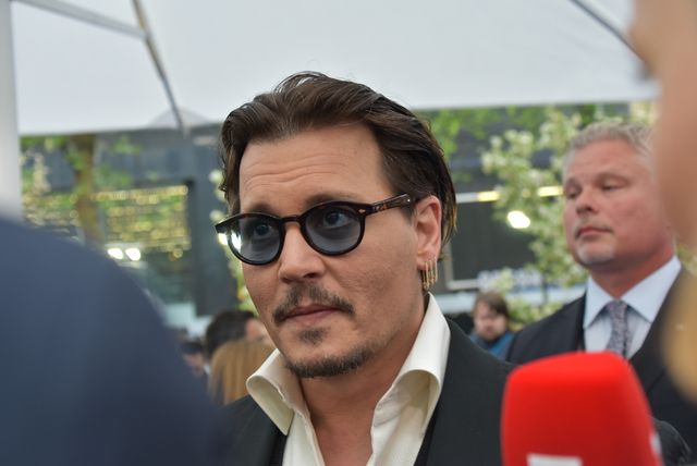 大胆ドレスのミア・ワシコウスカ、ジョニー・デップらと再会！『アリス』EUプレミアフォトギャラリー（22枚目）