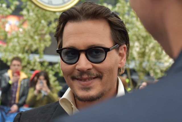 大胆ドレスのミア・ワシコウスカ、ジョニー・デップらと再会！『アリス』EUプレミアフォトギャラリー（23枚目）