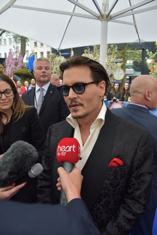 大胆ドレスのミア・ワシコウスカ、ジョニー・デップらと再会！『アリス』EUプレミアフォトギャラリー（24枚目）