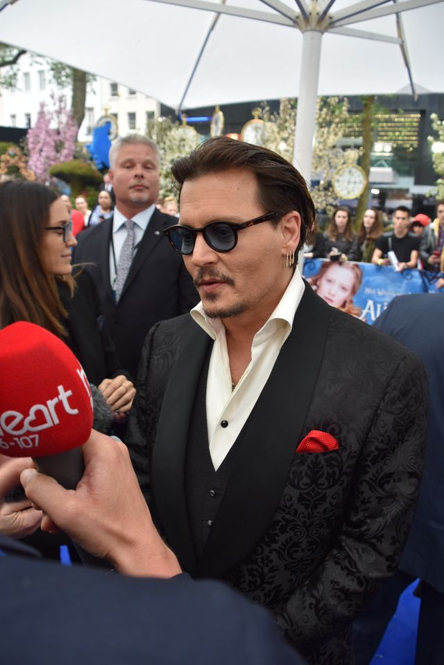 大胆ドレスのミア・ワシコウスカ、ジョニー・デップらと再会！『アリス』EUプレミアフォトギャラリー（25枚目）