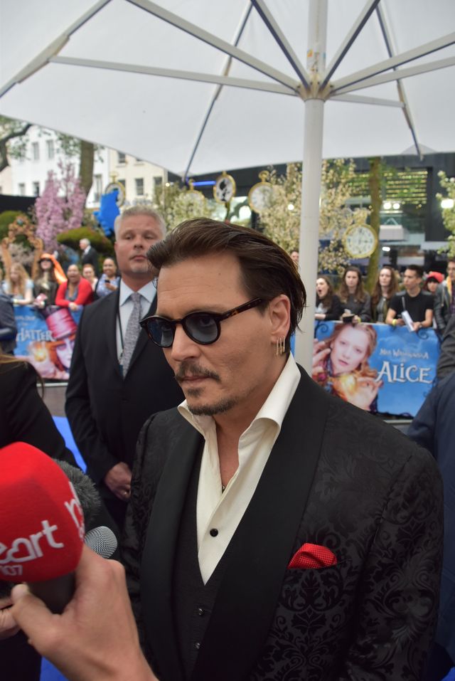 大胆ドレスのミア・ワシコウスカ、ジョニー・デップらと再会！『アリス』EUプレミアフォトギャラリー（26枚目）