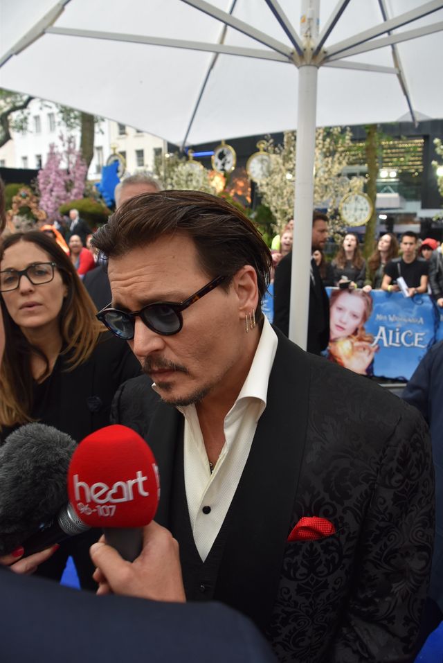 大胆ドレスのミア・ワシコウスカ、ジョニー・デップらと再会！『アリス』EUプレミアフォトギャラリー（27枚目）