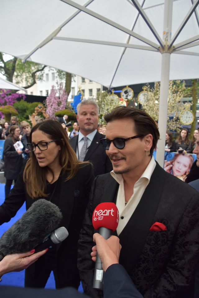 大胆ドレスのミア・ワシコウスカ、ジョニー・デップらと再会！『アリス』EUプレミアフォトギャラリー（28枚目）