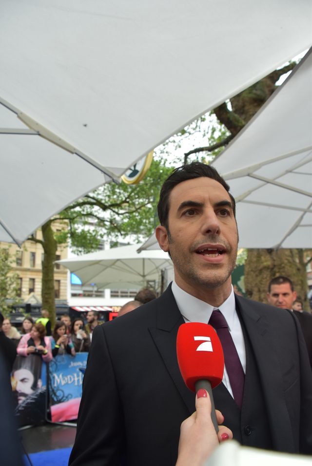 大胆ドレスのミア・ワシコウスカ、ジョニー・デップらと再会！『アリス』EUプレミアフォトギャラリー（29枚目）