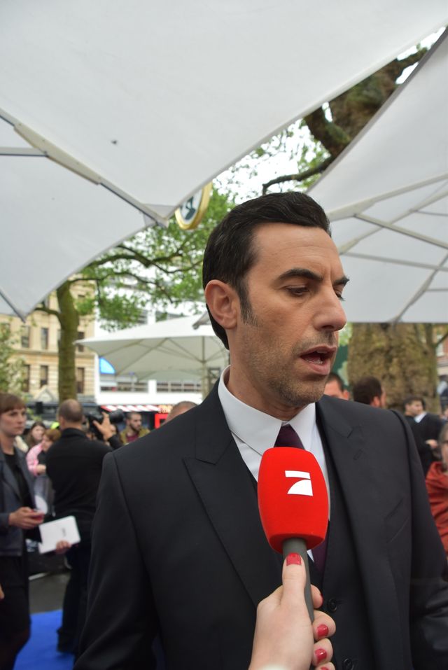 大胆ドレスのミア・ワシコウスカ、ジョニー・デップらと再会！『アリス』EUプレミアフォトギャラリー（30枚目）