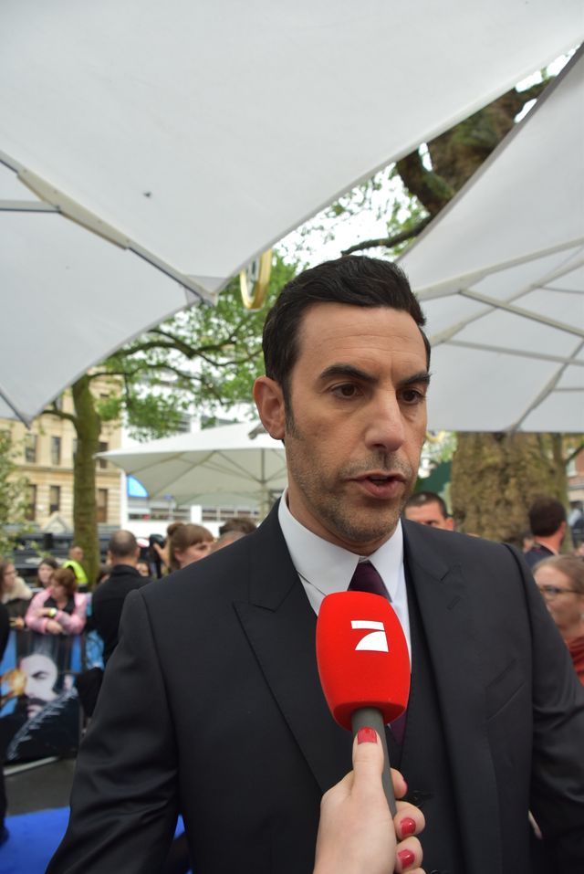 大胆ドレスのミア・ワシコウスカ、ジョニー・デップらと再会！『アリス』EUプレミアフォトギャラリー（31枚目）