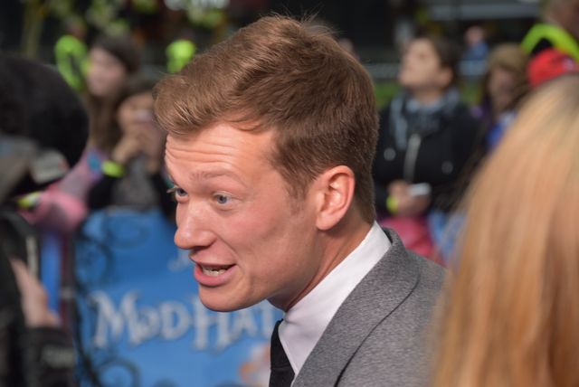 大胆ドレスのミア・ワシコウスカ、ジョニー・デップらと再会！『アリス』EUプレミアフォトギャラリー（32枚目）