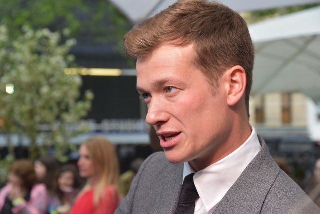 大胆ドレスのミア・ワシコウスカ、ジョニー・デップらと再会！『アリス』EUプレミアフォトギャラリー（34枚目）