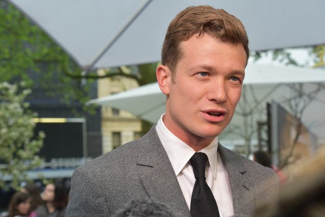 大胆ドレスのミア・ワシコウスカ、ジョニー・デップらと再会！『アリス』EUプレミアフォトギャラリー（37枚目）