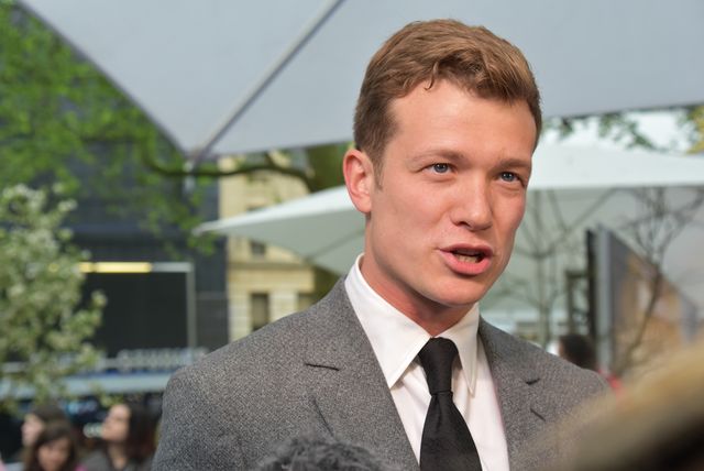 大胆ドレスのミア・ワシコウスカ、ジョニー・デップらと再会！『アリス』EUプレミアフォトギャラリー（38枚目）