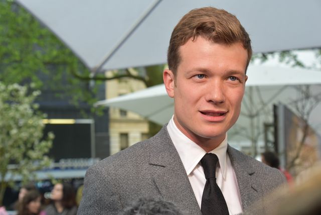 大胆ドレスのミア・ワシコウスカ、ジョニー・デップらと再会！『アリス』EUプレミアフォトギャラリー（39枚目）