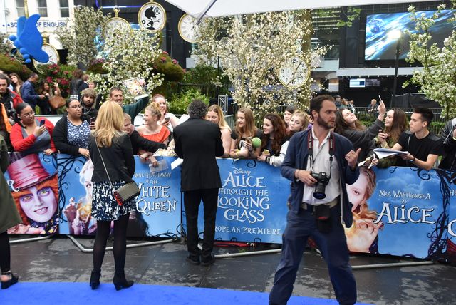 大胆ドレスのミア・ワシコウスカ、ジョニー・デップらと再会！『アリス』EUプレミアフォトギャラリー（50枚目）