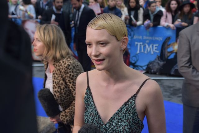 大胆ドレスのミア・ワシコウスカ、ジョニー・デップらと再会！『アリス』EUプレミアフォトギャラリー（59枚目）