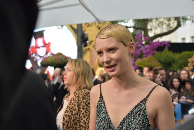 大胆ドレスのミア・ワシコウスカ、ジョニー・デップらと再会！『アリス』EUプレミアフォトギャラリー（60枚目）