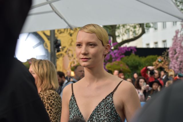 大胆ドレスのミア・ワシコウスカ、ジョニー・デップらと再会！『アリス』EUプレミアフォトギャラリー（61枚目）