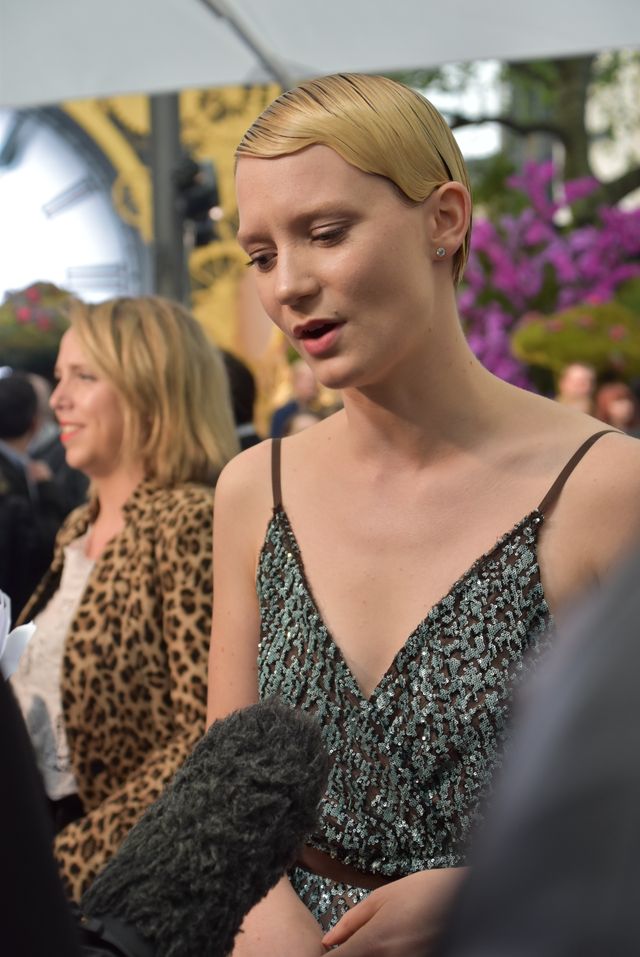 大胆ドレスのミア・ワシコウスカ、ジョニー・デップらと再会！『アリス』EUプレミアフォトギャラリー（62枚目）