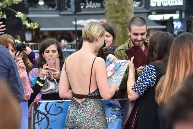 大胆ドレスのミア・ワシコウスカ、ジョニー・デップらと再会！『アリス』EUプレミアフォトギャラリー（66枚目）