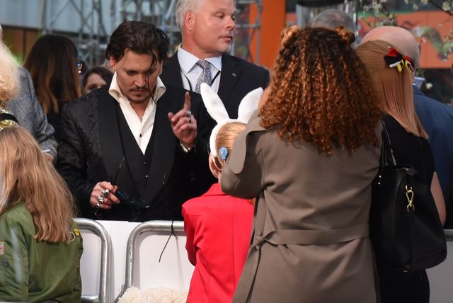 大胆ドレスのミア・ワシコウスカ、ジョニー・デップらと再会！『アリス』EUプレミアフォトギャラリー（69枚目）