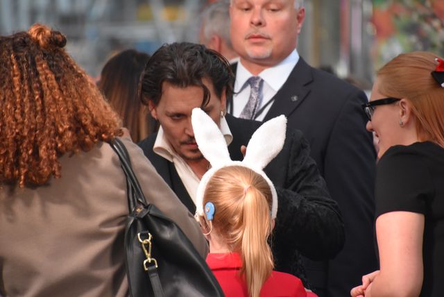 大胆ドレスのミア・ワシコウスカ、ジョニー・デップらと再会！『アリス』EUプレミアフォトギャラリー（70枚目）