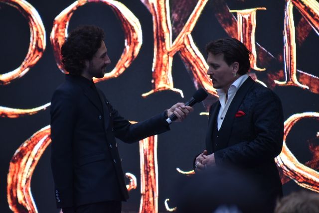 大胆ドレスのミア・ワシコウスカ、ジョニー・デップらと再会！『アリス』EUプレミアフォトギャラリー（73枚目）