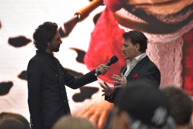 大胆ドレスのミア・ワシコウスカ、ジョニー・デップらと再会！『アリス』EUプレミアフォトギャラリー（74枚目）