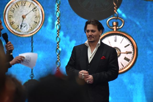 大胆ドレスのミア・ワシコウスカ、ジョニー・デップらと再会！『アリス』EUプレミアフォトギャラリー（76枚目）