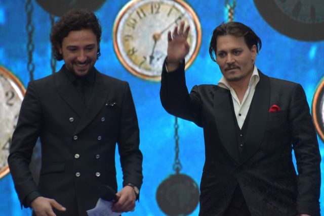 大胆ドレスのミア・ワシコウスカ、ジョニー・デップらと再会！『アリス』EUプレミアフォトギャラリー（77枚目）