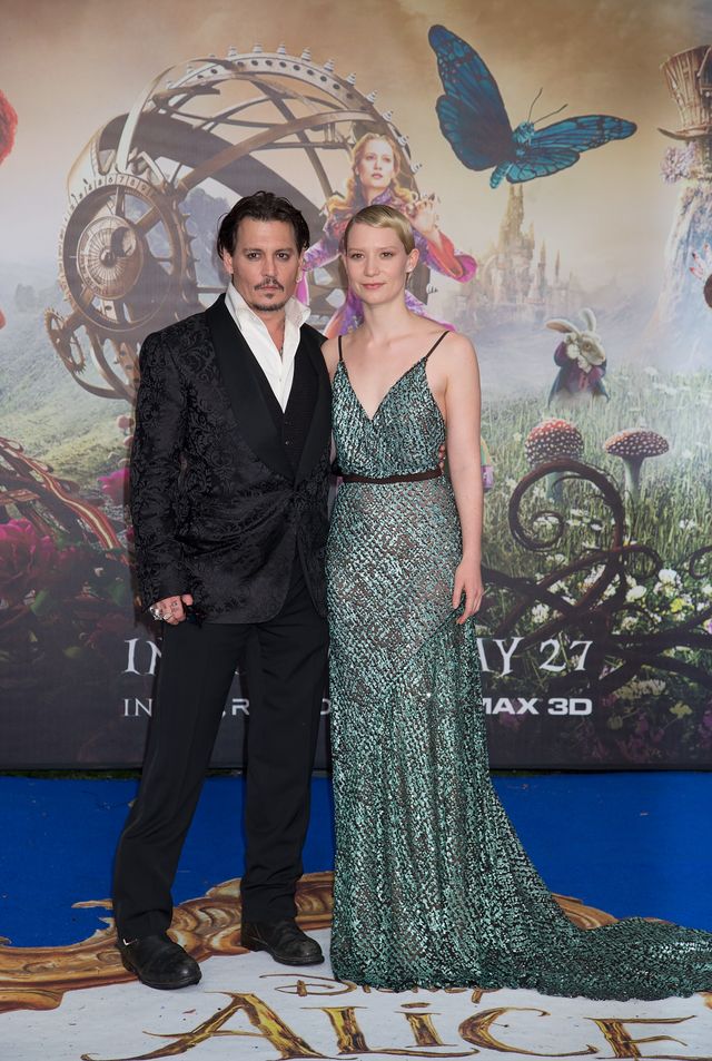 大胆ドレスのミア・ワシコウスカ、ジョニー・デップらと再会!『アリス』EUプレミアフォトギャラリー