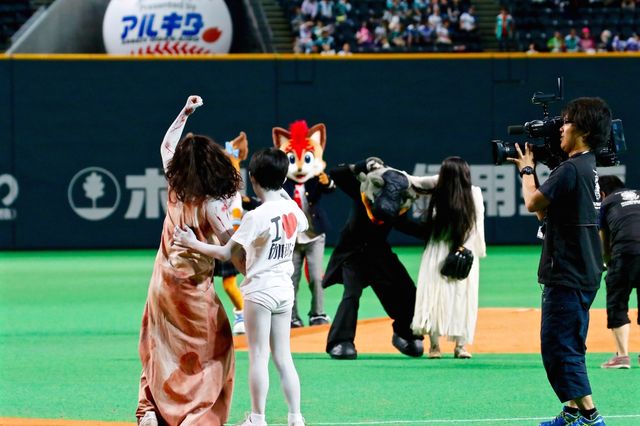 貞子＆伽椰子、呪いじゃなくて野球で対決！フォトギャラリー：フォトギャラリー