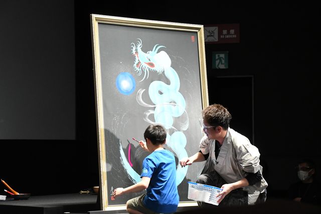 吉川愛も大興奮！『ラーヤと龍の王国』シスーをイメージした一筆龍（9枚目）