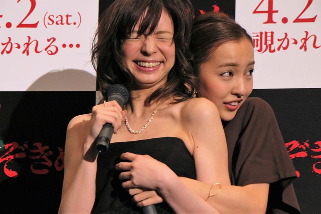 板野友美、悲鳴！入来茉里に思わず抱きつく！写真ギャラリー（2枚目）