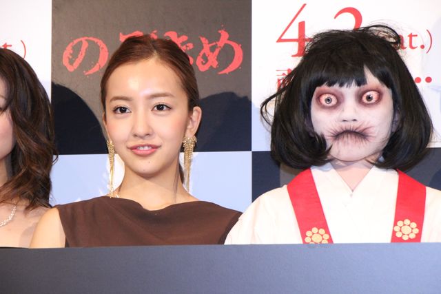 板野友美、悲鳴！入来茉里に思わず抱きつく！写真ギャラリー（5枚目）