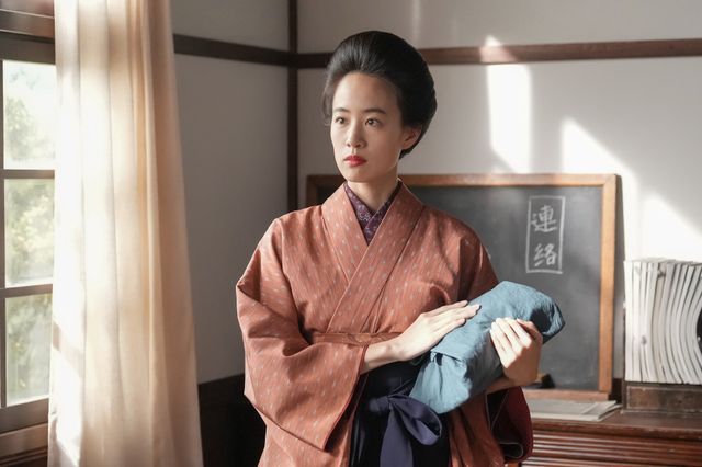 【画像7枚】「ブラッサム」珠（石橋静河）が化粧をして…第12回場面写真：フォトギャラリー