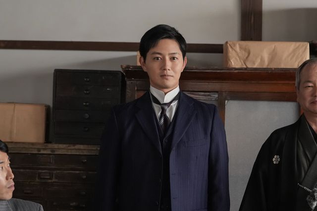 【画像7枚】「ブラッサム」珠（石橋静河）が化粧をして…第12回場面写真（2枚目）
