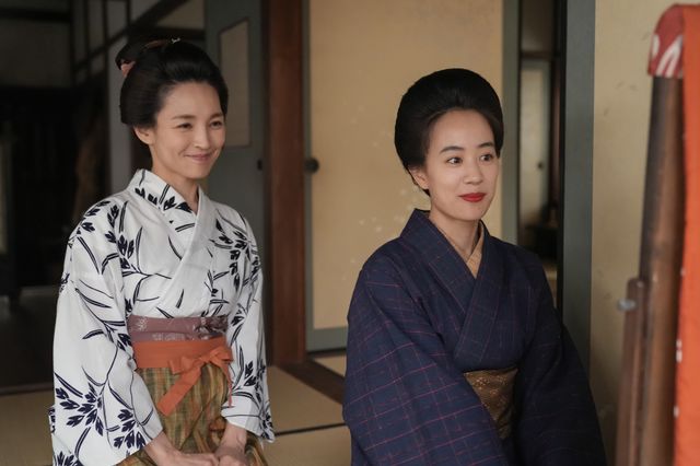 【画像7枚】「ブラッサム」珠（石橋静河）が化粧をして…第12回場面写真（3枚目）